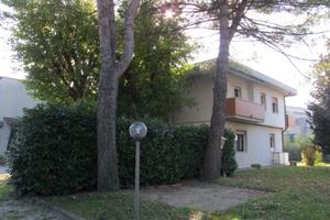 Capannone con adiacenti 2 appartamenti