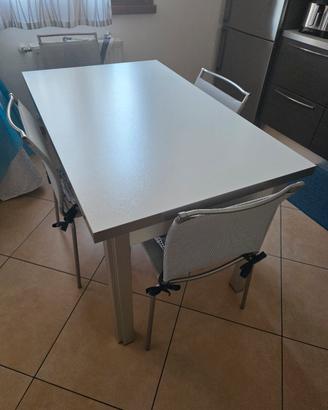 Tavolo e sedie 