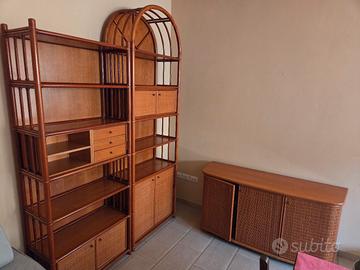 Tris mobili vintage in legno e midollino/rattan