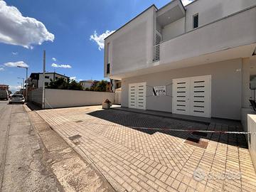 Locale commerciale con deposito