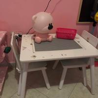 Tavolo con sedie in legno per i bambini