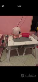 Tavolo con sedie in legno per i bambini