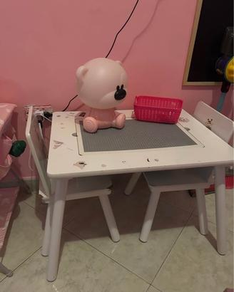 Tavolo con sedie in legno per i bambini