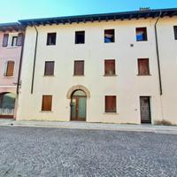 ABITAZIONE SU DUE LIVELLI IN CENTRO: storia, sp...