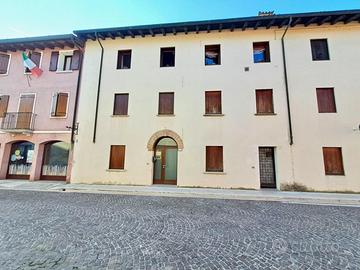 ABITAZIONE SU DUE LIVELLI IN CENTRO: storia, sp...