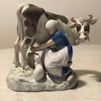 Statuina Bing & Grondahl  "la mungitrice"