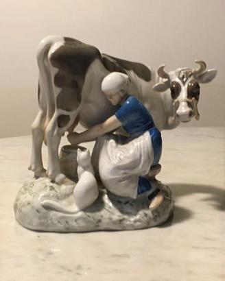 Statuina Bing & Grondahl  "la mungitrice"