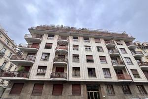 APPARTAMENTO IN STABILE DI RAPPRESENTANZA CON BOX