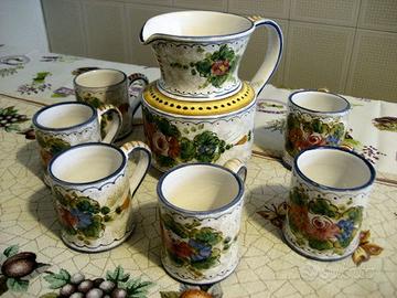Brocca e tazze in ceramica dipinti a mano