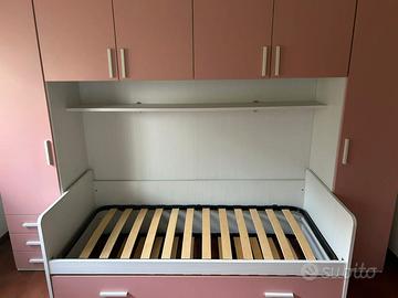 Cameretta a ponte rosa con letto estraibile