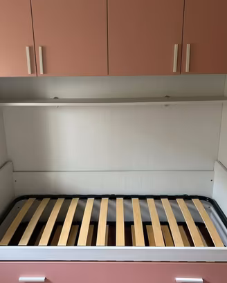 Cameretta a ponte rosa con letto estraibile