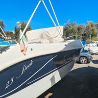 Barca a motore semicabinata