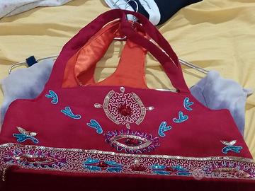 Borse in seta e paillettes