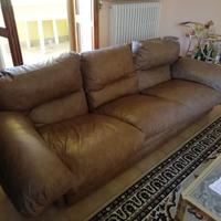 Divano +  2 poltrone in pelle. 