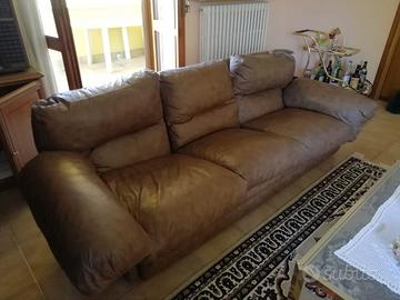 Divano +  2 poltrone in pelle. 