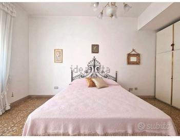 Testata letto, rete e materasso matrimoniale 