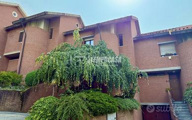 VILLA A SCHIERA CON GIARDINO