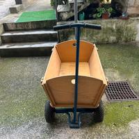 Carretto di legno con ruote