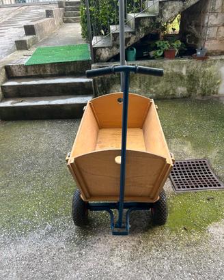 Carretto di legno con ruote