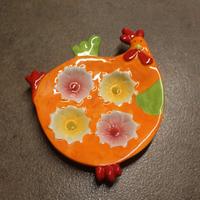 Portauovo a forma di gallina decorata in ceramica