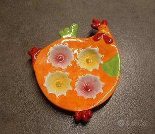 Portauovo a forma di gallina decorata in ceramica