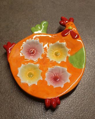 Portauovo a forma di gallina decorata in ceramica