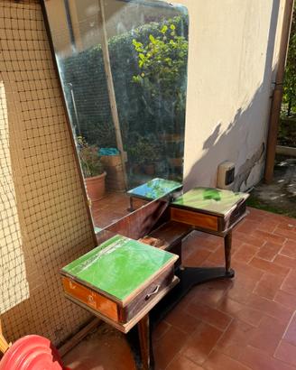Specchio con cassetti