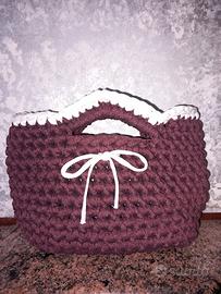 Borsa realizzata a uncinetto 