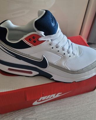 scarpe di vari modelli e misure 