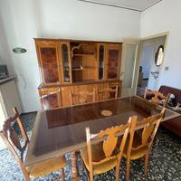 1 credenza, tavolo, 6 sedie
