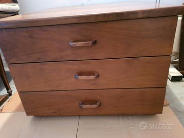 Cassettiera bassa con ruote a 4 comparti