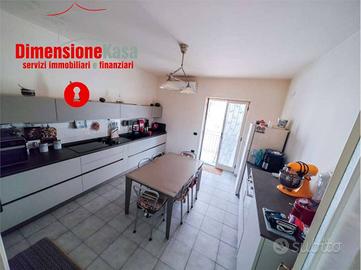 Appartamento di 145 m² con 5 locali e posto auto a