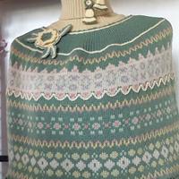 coprispalle poncho, dolcevita, spilla, orecchini