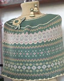 coprispalle poncho, dolcevita, spilla, orecchini