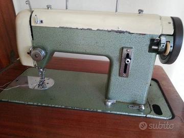 Macchina da cucire , probabilmente Atala o Singer