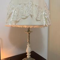 Lampada con decorazioni in gesso