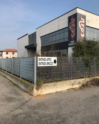 Immobile di 2500 m² con 2 locali a Borgo San Giaco