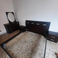 letto 🛌 matrimoniale  con  due comodino  e un cm