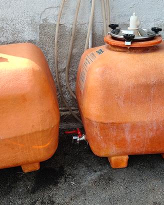 2 recipienti acqua ,vino ,aceto