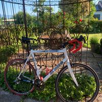 Bici da corsa artigianale in alluminio