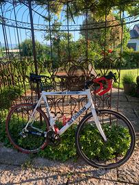 Bici da corsa artigianale in alluminio