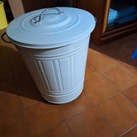 bidone con coperchio