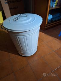 bidone con coperchio