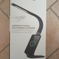 lampada da tavolo con caricatore wireless e usb