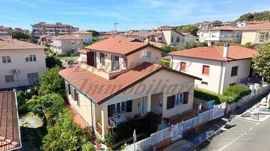 Villa di 175 m² con più di 5 locali e box auto a R