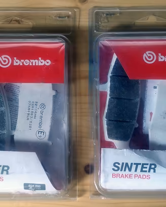 Set 4 pastiglie anteriori sinterizzate Brembo