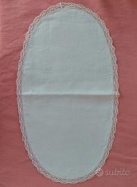 Centrino Ovale Vintage in Lino Bianco 26×45 cm.