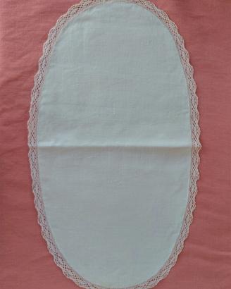 Centrino Ovale Vintage in Lino Bianco 26×45 cm.