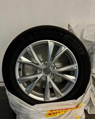 Set di 4 pneumatici + cerchioni Audi Q3