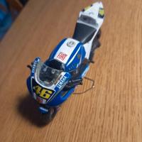 Modellino Yamaha yzr-m1 n.46 Valentino Rossi 2007